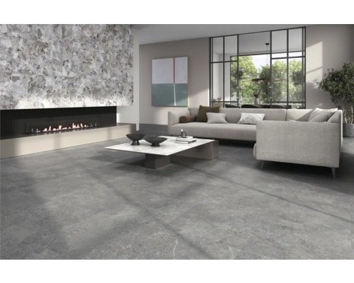 Produktbild 7 (groß) Wohnzimmer mit Steinfliesenboden, Kamin und grauer Couch