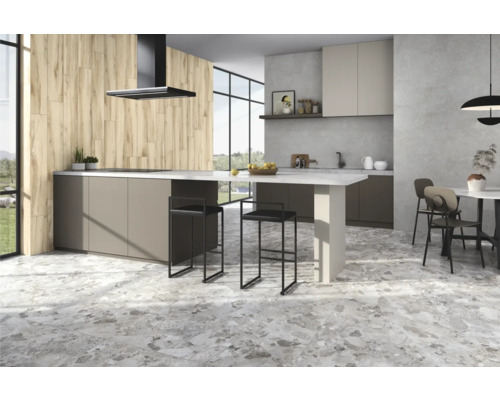 Produktbild 5 (groß) Helle, moderne Küche mit Holzwandpaneelen, Kücheninsel, Barhockern und Fliesenboden.