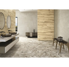 Modernes Badezimmer mit Waschtisch, Spiegeln, Badewanne und Bodenfliesen in Marmoroptik.