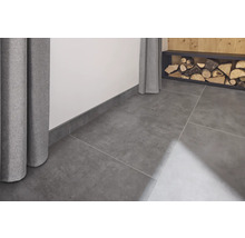 Modernes Interieur mit grauen Fliesen, Fußleisten und Holzlagerregal