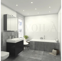 Helles Badezimmer mit Badewanne, Waschtisch und Spiegelschrank