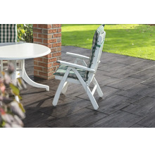 Gartenszene mit weißem Gartentisch, Gartenstuhl mit Polster und Bodenplatten