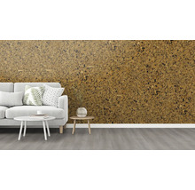 Wohnzimmer mit Korkwand, Sofa und Tischen.