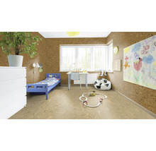 Kinderzimmer mit Bett, Schreibtisch und Korkboden.