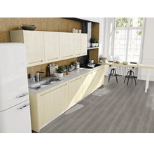 Moderne Küche mit Einbauschränken, Spüle, Kochfeld, Küchentheke und Barhockern in einem hellen Raum.