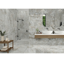 Helles Badezimmer mit Dusche, Waschtisch mit zwei Waschbecken und Fliesen in Marmoroptik