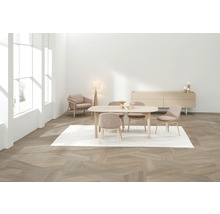 Heller Essbereich mit Esstisch, Stühlen, Teppich, Sideboard und Stehlampe