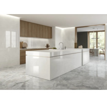 Helle Küche mit Kücheninsel, Küchenschränken und Marmorboden