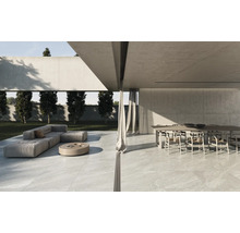 Außenbereich mit Terrassenplatten, Sofa und Esstisch