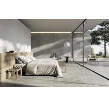 Helles Schlafzimmer mit Bett, Nachttisch und Fliesenboden.