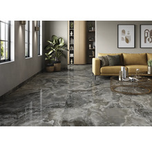 Wohnzimmer mit glänzendem Fliesenboden in Marmoroptik, Sofa und Dekorationen