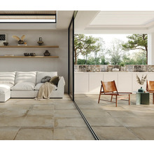 Wohnraum mit Bodenfliesen, Sofa und Außenbereich mit Sitzgelegenheiten