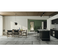 Helles Wohnzimmer mit Essbereich, Kücheninsel und grauem Fliesenboden.