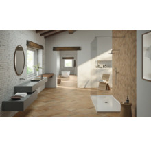 Helles Badezimmer mit Dusche, Waschtisch und Badewanne im Landhausstil