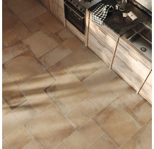 Beige Bodenfliesen in einem Küchenbereich verlegt