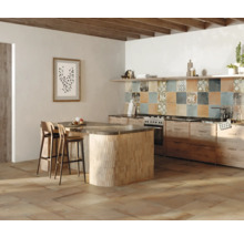 Helle Küche mit Holzbodenfliesen, Kücheninsel und Mosaikfliesen an der Wand.