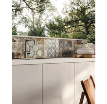 Außenküchenspüle mit Armatur und Wandfliesen mit Mustern