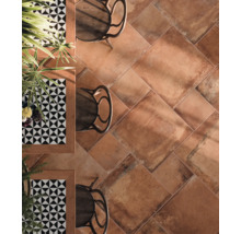 Bodenfliesen in Terrakotta Optik mit Tischen und Stühlen