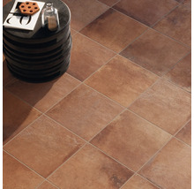 Verlegtes Bodenfliesenmuster mit rundem Beistelltisch