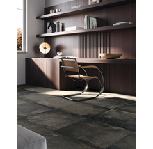 Arbeitszimmer mit Schreibtisch, Stuhl und dunklen Bodenfliesen.