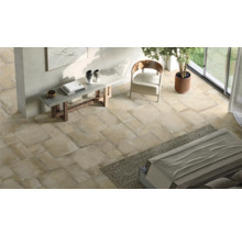 Heller Raum mit Bodenfliesen, Bank und Stuhl für ein helles und geräumiges Ambiente