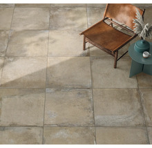 Bodenansicht mit quadratischen Fliesen und Stuhl