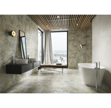 Modernes Badezimmer mit Waschtisch, Spiegel, Badewanne und großem Fenster