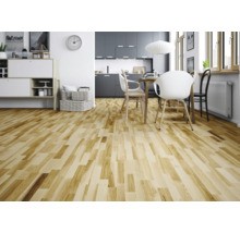 Wohnraum mit hellem Holzboden, Esstisch und Küchenzeile im Hintergrund