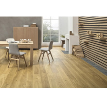 Wohnraum mit Holzboden, Esstisch und Stühlen.