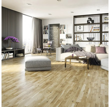 Helles Wohnzimmer mit Holzboden, Couch, Bücherregal und Dekoration