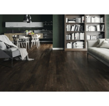 Wohnraum mit dunklem Holzboden, Küchenbereich und Bücherregal