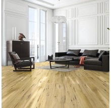 Heller Wohnraum mit Holzboden, Sofa und Sessel