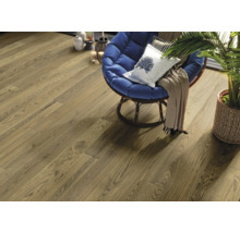 Bodenansicht mit Holzboden und Sessel