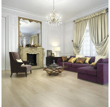 Elegantes Wohnzimmer mit Kamin, Spiegel, Kristalllüster, Sofa und Sessel