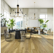 Heller Wohnraum mit Esstisch, Sitzgruppe und Zimmerpflanzen unter zwei Hängeleuchten