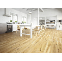 Heller Wohnraum mit Holzboden, Esstisch und Stühlen