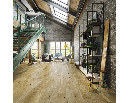 Wohnzimmer im Loftstil mit Treppe, Sitzgruppe, Regal und Holzboden
