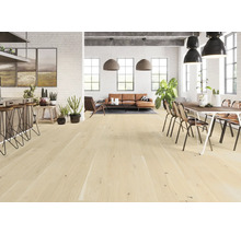 Heller Holzboden in einem hellen Wohnraum mit Möbeln und Pflanzen.