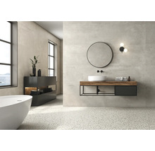 Badezimmer mit freistehender Badewanne, Waschtisch mit rundem Spiegel und Kommode