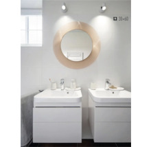 Modernes Badezimmer mit zwei Waschbeckenunterschränken, rundem Spiegel und weißen Fliesen