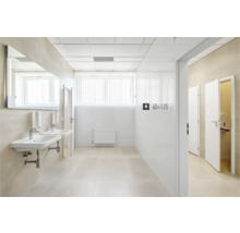 Helles Badezimmer mit Spiegel, Waschbecken und weißen Fliesen