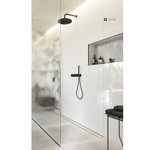 Badezimmer mit Dusche, weißen Wandfliesen, eingebautem Regal und schwarzer Duschgarnitur