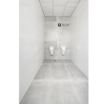 Modernes Badezimmer mit weißen Fliesen und zwei Urinalen