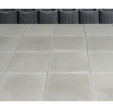 Graue Pflastersteine und graue Rasenkantensteine