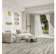 Heller Wohnraum mit Sofa, Couchtisch, Bildern an der Wand und Holzboden