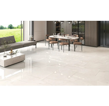 Helles Wohnzimmer mit Fliesenboden, Esstisch und Sofa