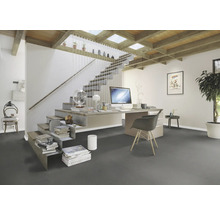 Heller Raum mit Treppe, Arbeitsplatz und dunklem Bodenbelag