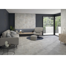 Helles Wohnzimmer mit Sofa, Sessel und passenden Fliesen