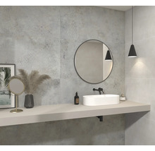 Modernes Badezimmer mit grauen Fliesen, Waschtisch mit rundem Spiegel und Beleuchtung