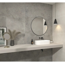 Badezimmer mit grauen Fliesen, Aufsatzwaschbecken, rundem Spiegel und Pendelleuchten